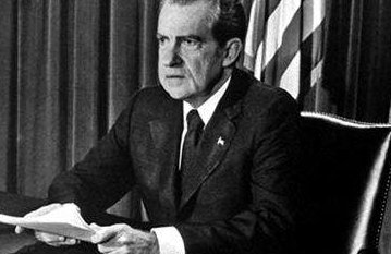 由于“水门事件”下台的美国总统是?