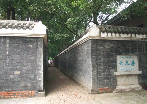 千里修书只为墙，让他三尺又何妨的完整故事