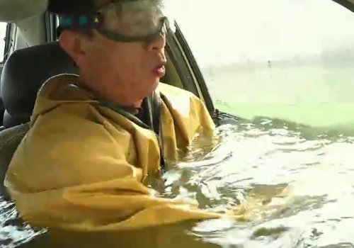 为什么汽车被水淹了车门会打不开?