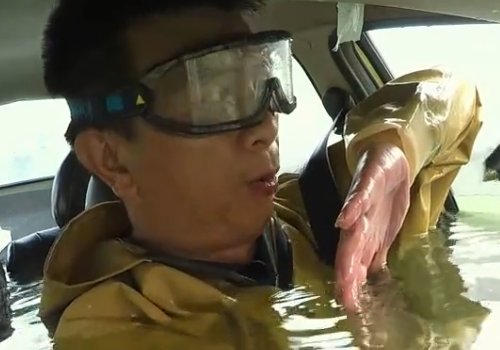 为什么汽车被水淹了车门会打不开?