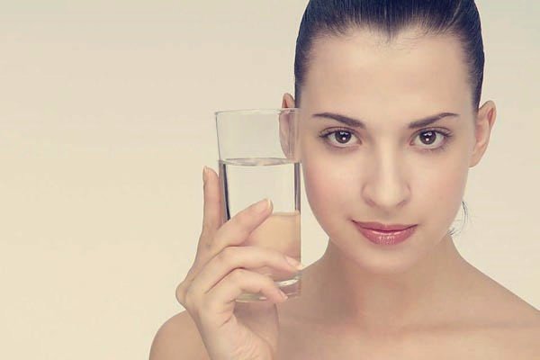 早晨起床时,感觉口干舌燥,是什么原因造成的?