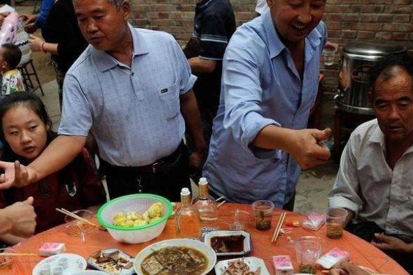 古人常说：父子不同桌，叔侄不对饮，是什么意思？