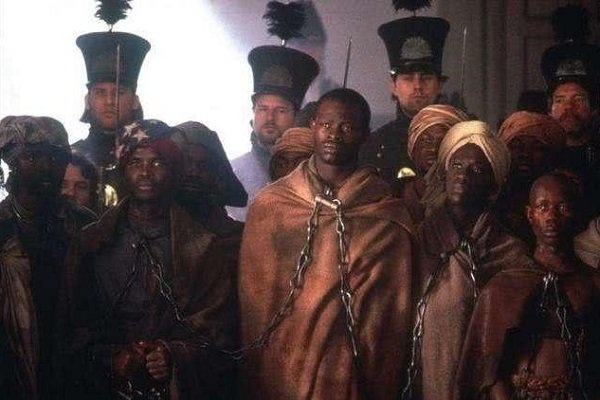 在“黑三角贸易”中，为什么会有大量的黑人沦为奴隶？