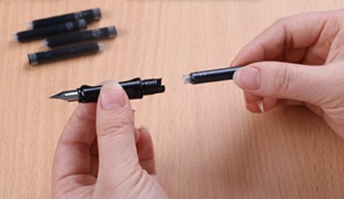 英雄牌钢笔可替换墨水管怎么换上去啊?