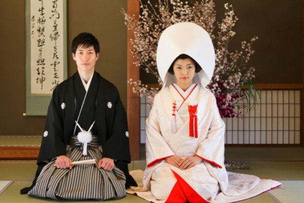 日本女人结婚为什么要穿那么高的鞋子，不怕摔跤吗？