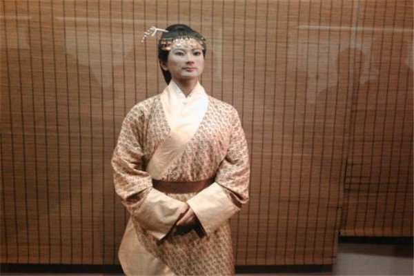 辛追夫人古尸出土的照片很恐怖，为何很多报道都说栩栩如生?