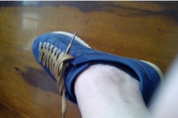 怎样才能把鞋带系在里面图片教