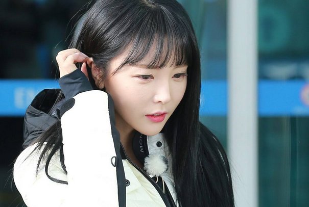 洪真英姐姐洪善英下巴线条明显，眼睛也大了，她这次终于减肥成功了吗？