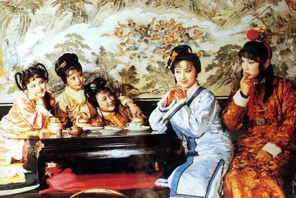 谁能解释滴不尽相思血泪抛红豆，开不完春柳春花画满楼。