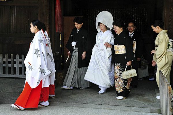 日本女人结婚为什么要穿那么高的鞋子，不怕摔跤吗？