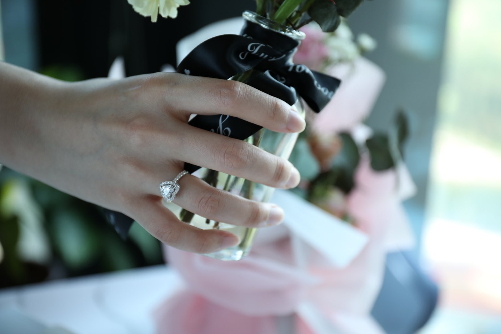 一克拉钻戒大概多少钱？