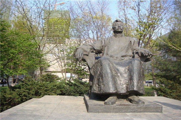 鲁迅是什么时候说过:“远看一条狗,近看是郭沫若”这句话的?