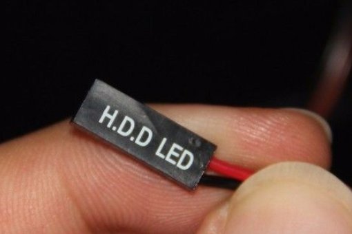 台式电脑连接开机按键的几根线怎么插啊？