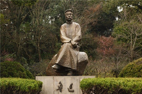 鲁迅是什么时候说过:“远看一条狗,近看是郭沫若”这句话的?