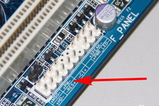 台式电脑连接开机按键的几根线怎么插啊？