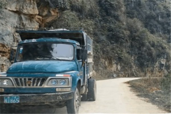 在狭窄的山路会车，规定不靠山体的一方优先行驶，这是为什么？