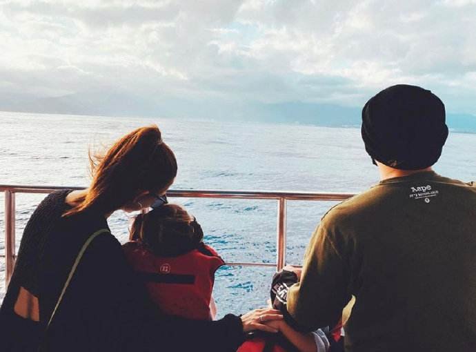 周杰伦晒一家四口合照庆祝新年，你期待周杰伦出新专辑吗？