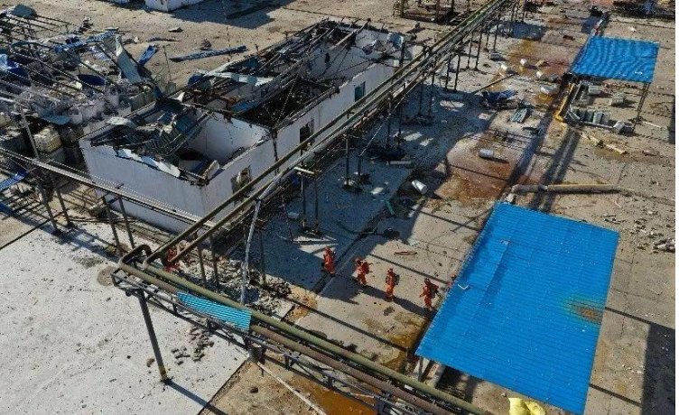 江苏响水爆炸案近日开审，引起爆炸的直接原因是什么？