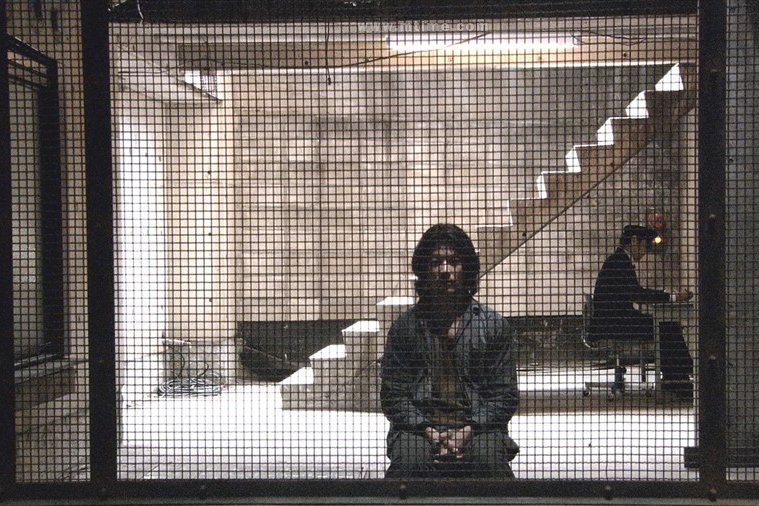 顾城的《一代人》原文是什么,就是只有两句话的吗?