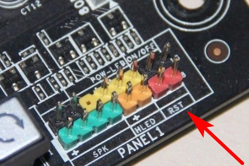 台式电脑连接开机按键的几根线怎么插啊？