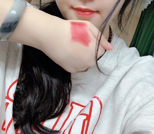 纪梵希口红小羊皮306和红丝绒N37哪个好?