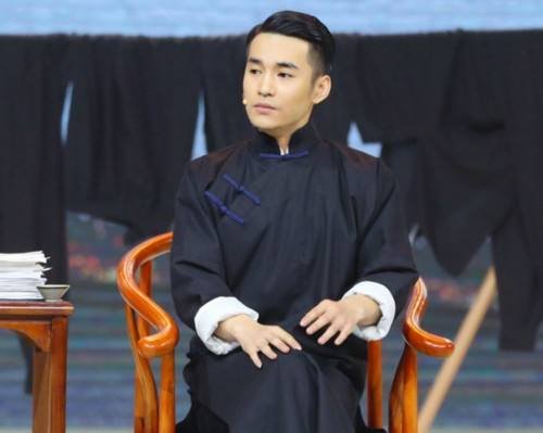 改编《笑声传奇》里文松的《一代宗师》咋写？