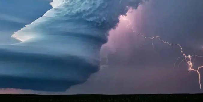 潍坊高密市沿街店铺遭水淹，雨下得像瀑布一样，今年的天气为何如此异常