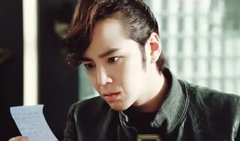 张根硕演的漂亮男人在讲什么啊？谁能给我串遍剧情啊，谢过谢过