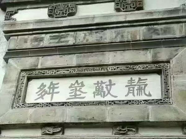 多字旁边一个年字,山水土叠起来,萬字旁边一个丈字,青字旁边一个氣字,这四个字怎么读?代表什么意思?
