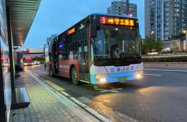 小诗公交车日记的内容是什么？