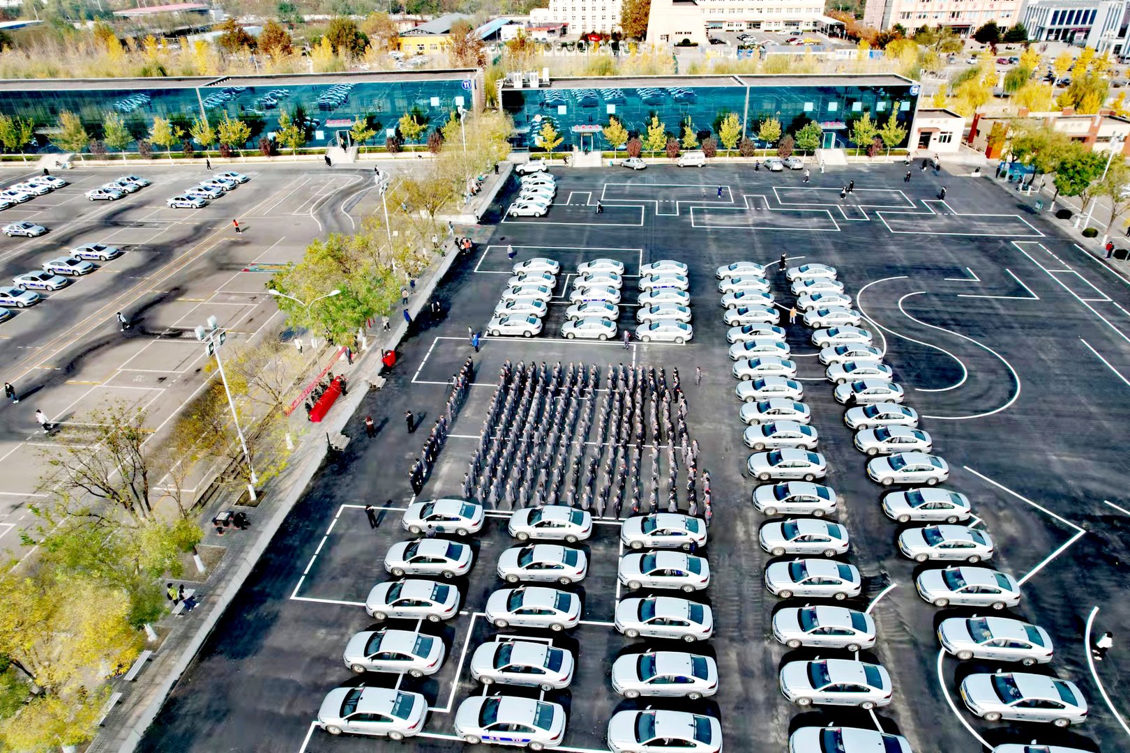 北京龙泉驾校现在网上约车的时间是几点，在预约大厅里约车好约吗？静候您的答案！真诚的感谢！！！