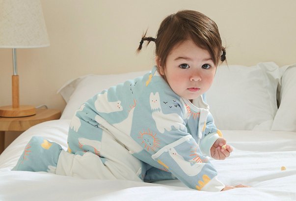 宝宝把腿抬起来靠墙上就不疼了