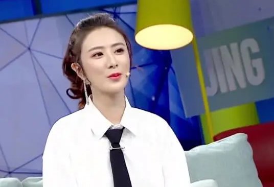 业内人士称薇娅团队一天最多或赚超8亿,是谁成就了她?