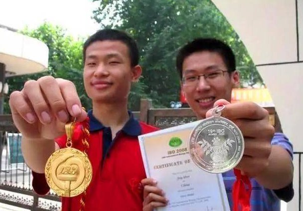 韦神的学生哭了，表示他的课太难，韦东奕的教课方式是否欠妥？