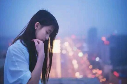 回眸三生琥珀色,转身一世琉璃白! 这两句诗出自哪里?