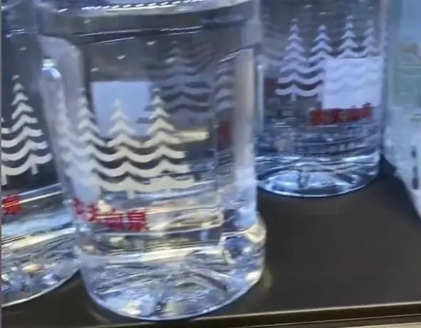 女子遇“无语数学题”！单瓶8元6瓶套装50元！商家是否属于欺诈消费者？