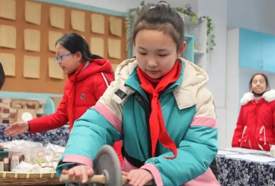 调查：中小学生劳动教育脱离日常，这一切根源在哪里呢？