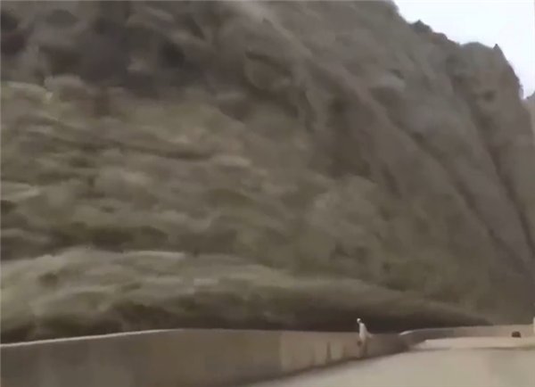 巴基斯坦石坝开闸泄洪似电影特效，场面有多震撼？