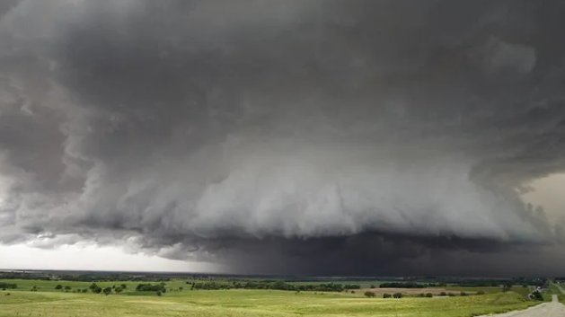 潍坊高密市沿街店铺遭水淹，雨下得像瀑布一样，今年的天气为何如此异常
