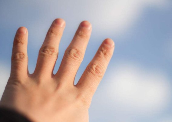 段嘉许的手指伸到了第三指