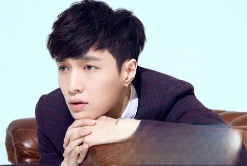 张艺兴否认开个唱 整容前真吓人