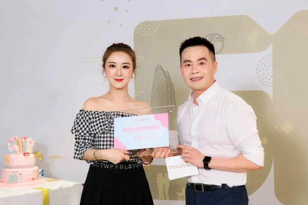 业内人士称薇娅团队一天最多或赚超8亿,是谁成就了她?