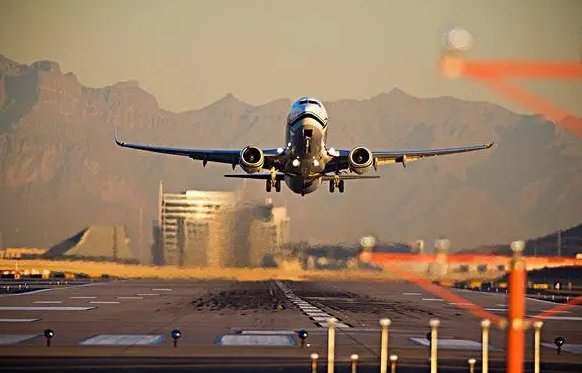 MU5735上有一家四口，他们一家人此次出行是为了什么？