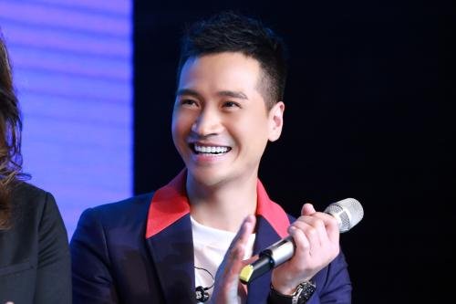 有首歌歌词有“来我怀里，或者让我住进你的心里，默然相爱，寂静喜欢。请问它歌名