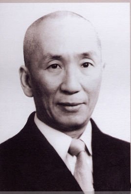 处世树为模,本固任从枝叶动。立身钱作样,内方还要外边圆。是什么意思