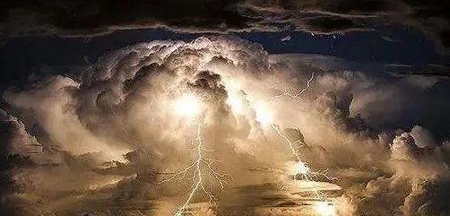 潍坊高密市沿街店铺遭水淹，雨下得像瀑布一样，今年的天气为何如此异常