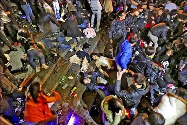 踩踏事故前，一女子曾疏散小巷人群，女子拯救了多少人？