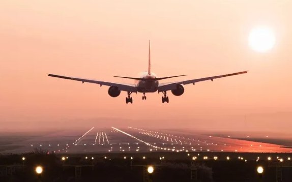 MU5735上有一家四口,他们一家人此次出行是为了什么?