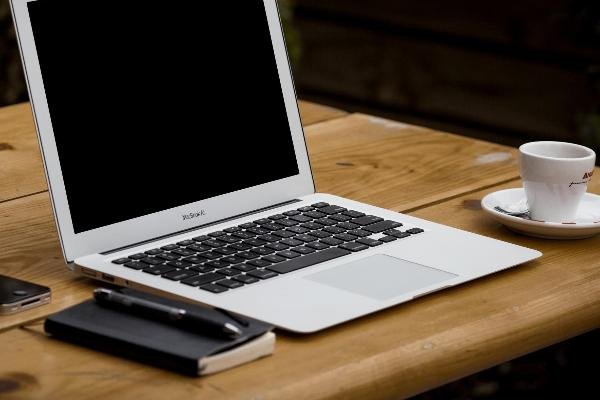 男子网购笔记本电脑屏幕分成两半，这种情况商家应该负责吗？