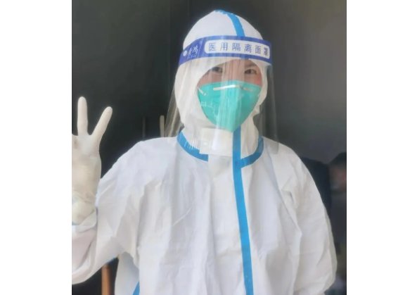 00后身披白色铠甲